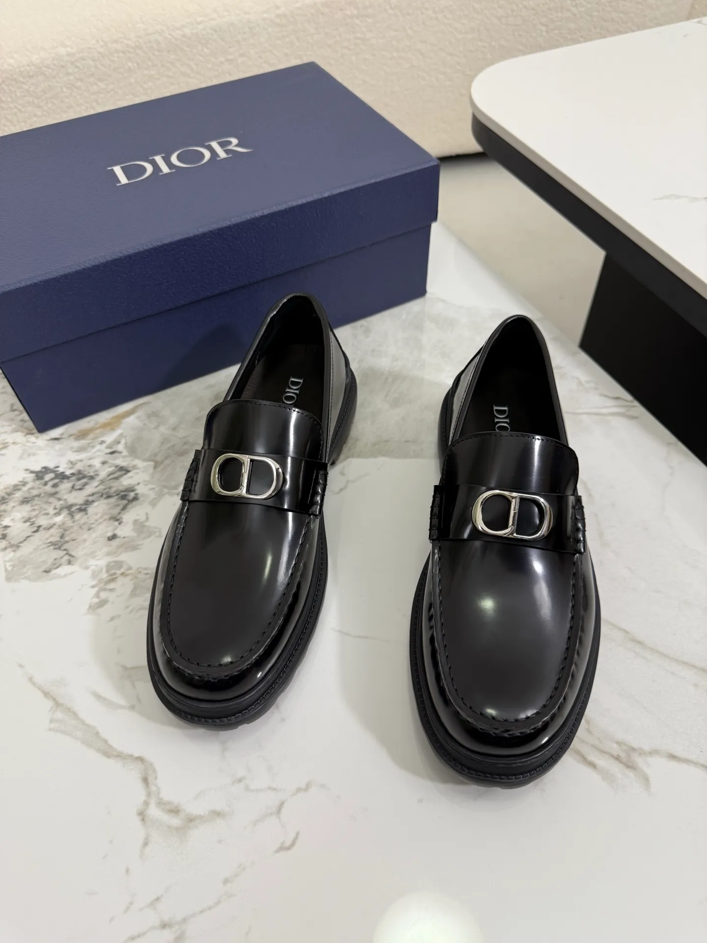 [ DIOR ] Top P: 820💰 ▪️Size: 39-44 (customized for 38.45) Top male leather shoes DIOR Dior combines high-quality materials and exquisite details. The imported cowhide leather upper is embellished with Gancio buckles, showing a luxurious style. Imported cattle. TP sole is light and flexible in texture
